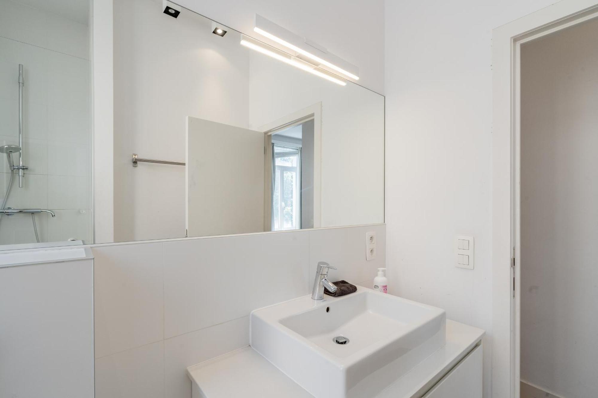 Light Modern Apartment In The Heart Of Anvers Exterior foto