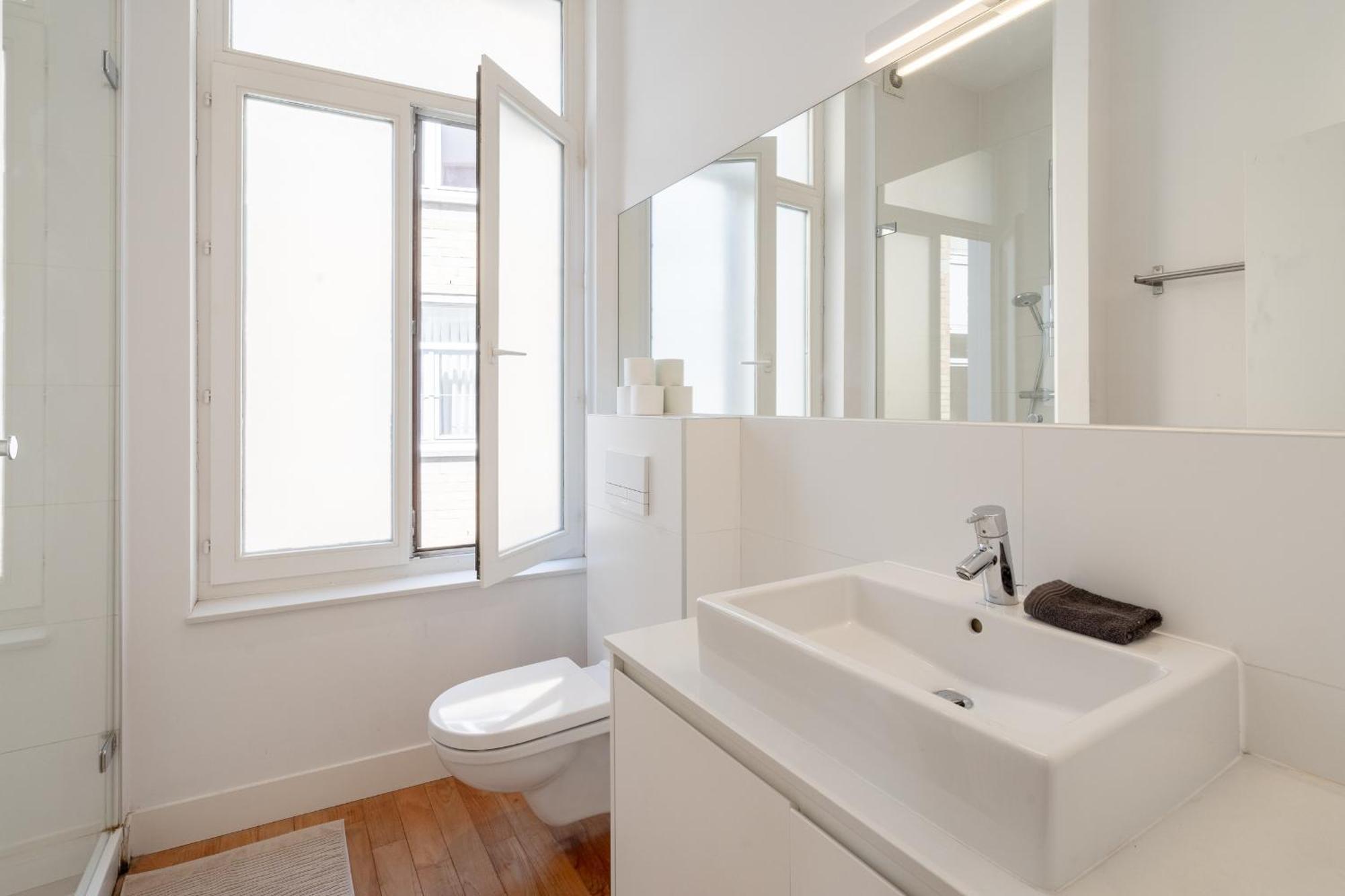 Light Modern Apartment In The Heart Of Anvers Exterior foto
